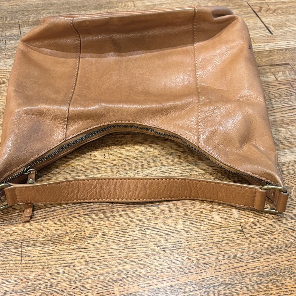 American Leather Co. Tan Shoulder Hobo Bag. Soft Leather. Organization Pockets. - Picture 15 of 15